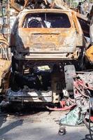en massa rostiga brända bilar i irpen, efter att ha blivit skjutna av den ryska militären. Rysslands krig mot Ukraina. kyrkogård av förstörda bilar av civila. Ukraina, irpen - 12 maj 2022. foto