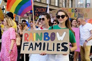 sarajevo, bosnien hercegovina juni 2022 lgbtiq march pride. färgstark parad som hyllar hbtiq-rättigheter. demonstranter som går med banderoller och flaggor. mänskliga rättigheter. stolthet, passion och protest. regnbåge. foto