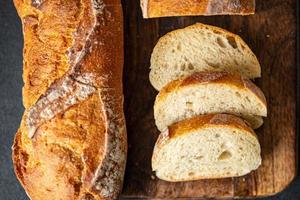 baguette bröd mjuk bulle färsk bageri mat mellanmål på bordet kopia utrymme mat bakgrund rustik ovanifrån foto