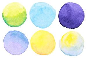 akvarell pensel färg cirklar form med en hand ritad i papperet på vit bakgrund foto