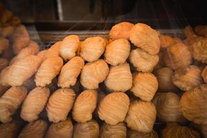 currypuffar är ett mycket populärt mellanmål som har anpassats från amphoe muak lek, saraburi-provinsen i centrala thailand foto