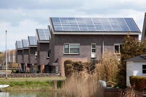 nya familjhem med solpaneler på taket