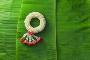 thai traditionell jasmin garland.symbol för mors dag i thailand på bananblad foto