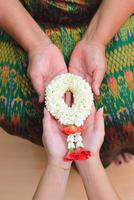 ge thai traditionell jasmingirlang till mamma, thailändsk traditionell jasmingirlang. symbol för mors dag i thailand foto