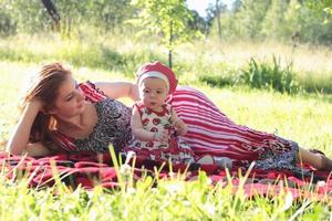 mamma och dotter på en picknick foto