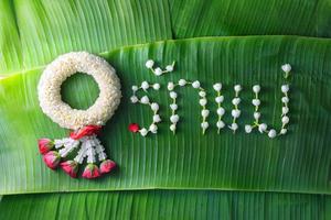 thai traditionell jasminkrans. symbol för mors dag i thailand på bananblad med kärlek mamma i thailändska ord. foto