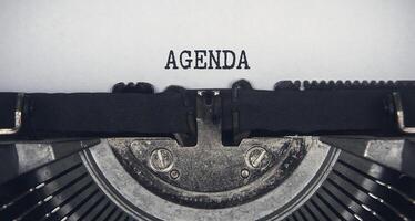 agenda text skrivs på en gammal vintage skrivmaskin. konceptuella foto