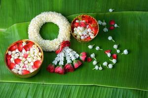 thai traditionell jasmin garland.symbol för mors dag i thailand på bananblad foto