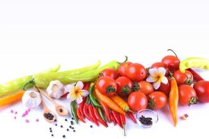 asiatiska ingredienser mat färska kryddor vegetabilisk tomat, chili, vitlök, peppar, plumeria ovanifrån med plats för text. foto
