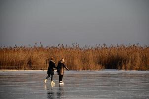 två kvinnor som åker skridskor foto