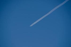 flygplan på blå himmel foto