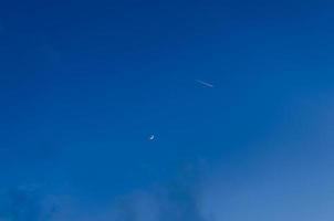 flygplan med måne och himmel foto