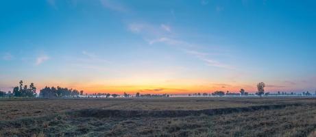 landsbygdens landskap fälten vid soluppgången morgon dimma och vacker himmel foto