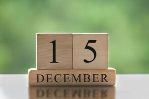 15 december text på träblock med suddig naturbakgrund. kalender koncept foto