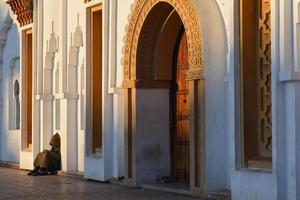 ensam muslim på gatan vid moskén foto
