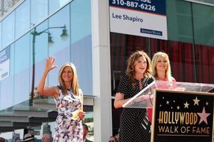 los angeles, 22 feb - jennifer aniston, kathryn hahn, malin akerman på jennifer aniston hollywood walk of fame stjärnceremoni på w hollywood den 22 februari 2012 i los angeles, ca. foto