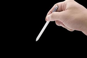 hand som håller digital pennan isolerad på svart bakgrund foto