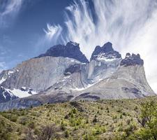 otrolig bergbildning av los cuernos i Chile. foto