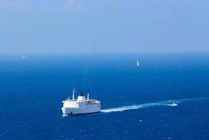 färja seglar på det blå Egeiska havet foto