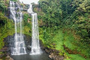 strömmande linje vattenfall från höga berg i laos foto