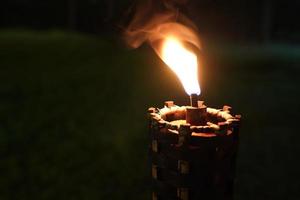 närbild fackla och eld i nattträdgården. foto