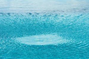 närbild cirkelvågen i poolen. foto