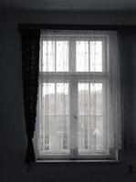 gammalt fönster med gardin foto
