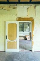 öppen dörr i ett övergivet hus foto