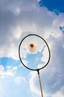 badmintonracket med utsikt mot himlen foto