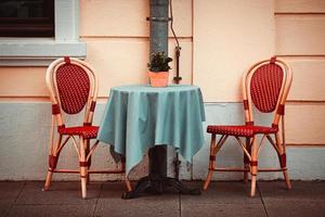 två klassiska stolar och bord utomhus foto