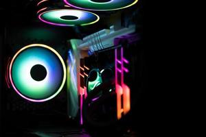 regnbågsfärgad belysning av en speldator foto