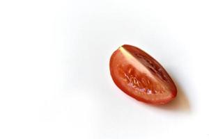 skivad röd tomat på en vit bakgrund foto