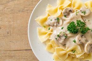 farfalle pasta med svamp vit gräddsås foto