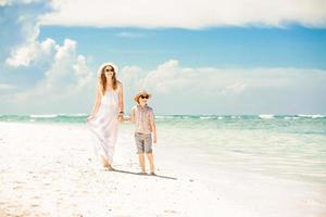 glad vacker mor och son njuter av stranden