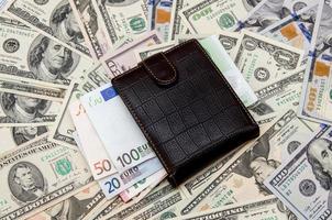 plånbok med pengar som bakgrund foto