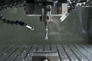 industriell CNC-fabrik automatiserad metallbearbetningsmaskin foto