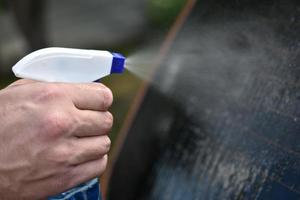 spray för rengöring av bilrutor och rutor foto