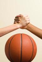 handskakning med basket foto