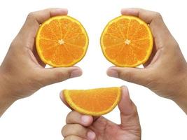 hand som håller en skiva apelsin isolerad på vit bakgrund foto