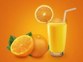 glas apelsinjuice med fruktkött och skivad frukt på orange bakgrund foto