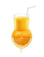 färsk apelsinjuice med halm på orange frukt. platt låg. mat koncept foto