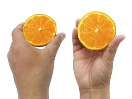 hand som håller en skiva apelsin isolerad på vit bakgrund foto