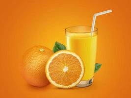 glas apelsinjuice med fruktkött och skivad frukt på orange bakgrund foto