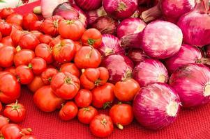 rödlök och tomater på marknaden foto