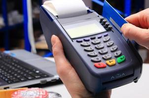 betala med kreditkort i en elektrisk butik, finans koncept