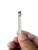 en cigarett i en hand, isolera hand och cigarett, cigarett vit bakgrund foto