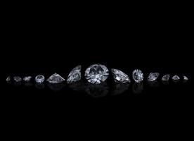 lyxiga diamanter på svart bakgrund foto