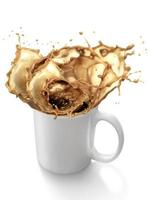 kaffestänk från en kopp isolerad på vit bakgrund foto