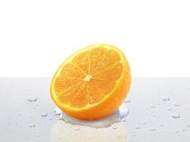 orange frukt på bordet med vattendroppar foto