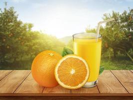 färsk apelsinjuice med frukt på träbord och apelsinplantage med frukt i solljus foto
